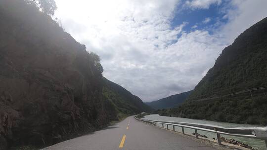 西藏车拍移动第一视角自然风景公路山路