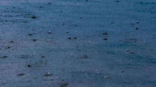 雨滴落入水面特写