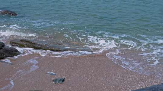 海浪海水拍打海边礁石堤坝