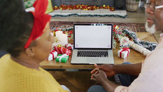 资深非裔美国夫妇正在进行笔记本电脑视频通话