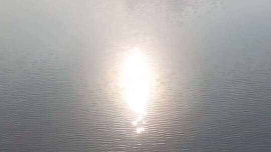 阳光照射在湖面上，闪闪发光