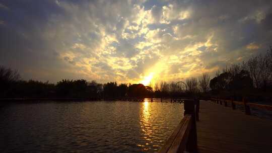 湖边木栈道夕阳美景