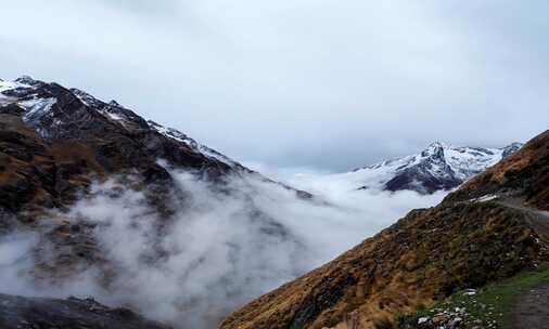 山间云雾缭绕的雪山风景
