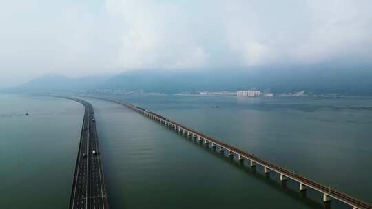 高铁 汽车驶过城市跨海大桥