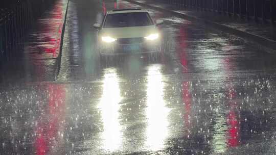 夜晚下雨天马路上行驶的汽车道路交通雨天