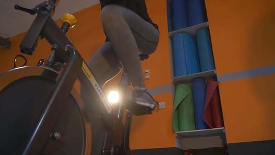 女孩在健身房骑动感单车视频素材模板下载