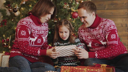圣诞节父母陪孩子拆圣诞礼物视频素材模板下载