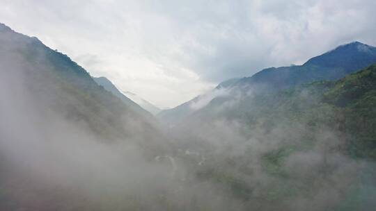 大山山脉峡谷云雾蒸气右移穿出