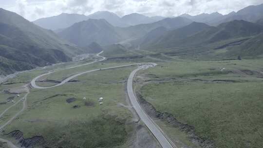 绵延不绝的青海公路山间的公路