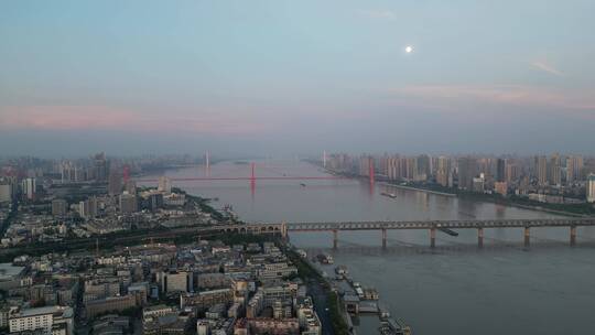 湖北武汉长江大桥鹦鹉洲大桥清晨航拍视频素材模板下载
