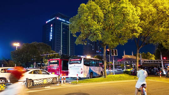 椒江市府大道香溢大酒店附近延时夜景车流