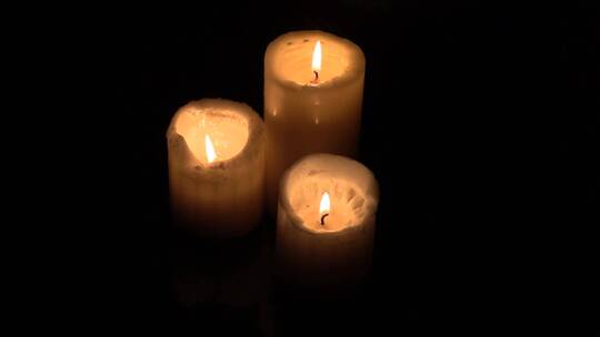 三个点燃的蜡烛