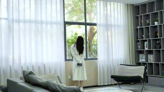 女生美好心情看向窗外