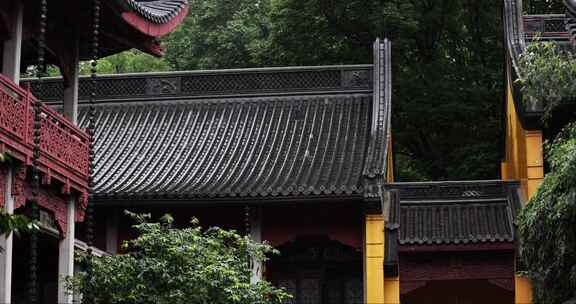 （慢镜）中国杭州灵隐寺下雨天