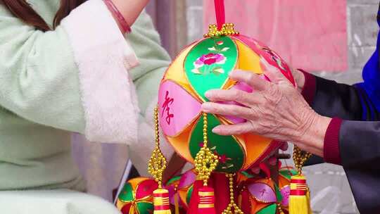 老少共制传统灯笼素材