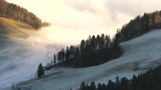 高清实拍多雾的山