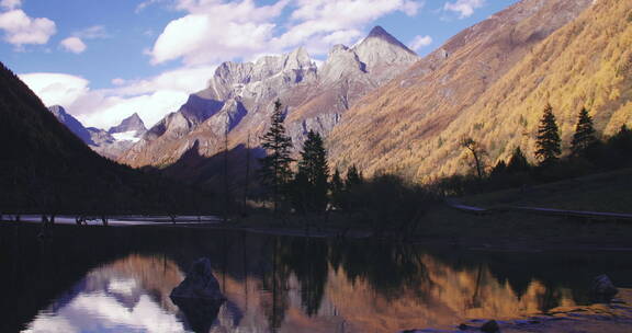 四姑娘山双桥沟风景雪山蓝天溪流