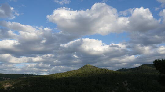 西班牙塞拉尼亚德昆卡山的天空云景延时视频素材模板下载
