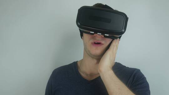 男人在体验VR眼镜视频素材模板下载