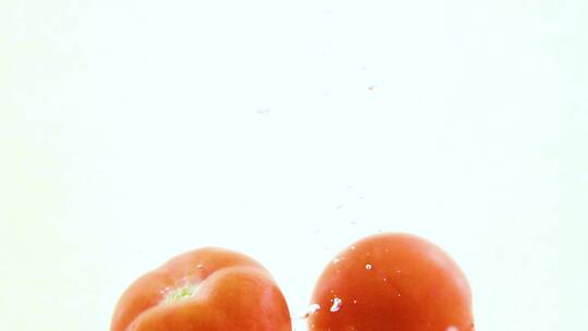 高速拍摄落入水中的西红柿