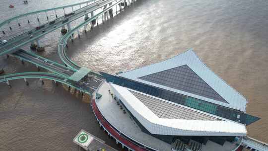 杭州湾跨海大桥高速上的海天一洲视频素材模板下载