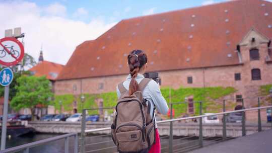 亚洲女性旅行者在城市旅行时使用相机记录v