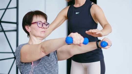 教练向女人解释练习