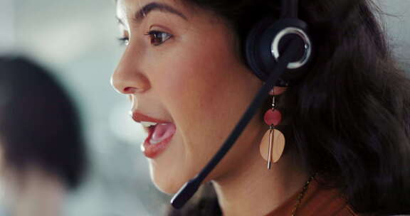 呼叫中心、通话和带耳机的女性，用于沟通、