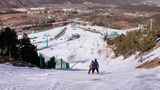 滑雪场中两人滑雪场景高清在线视频素材下载