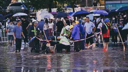 升格城市暴雨内涝下班高峰