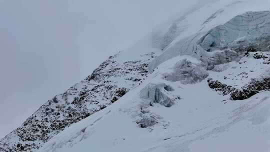 航拍贡嘎山区朗格曼因雪山冰川的攀登者