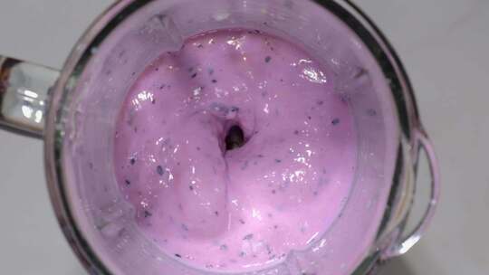 蓝莓冰沙融入搅拌机烹饪夏季水果奶昔慢动作视频素材模板下载