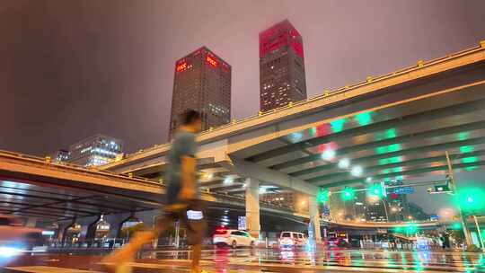 北京下雨夜晚街景人文