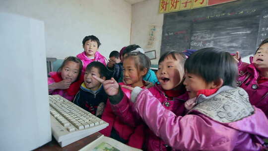贫困地区的小学生在破旧的教室上课孩子们在教室里使用电脑