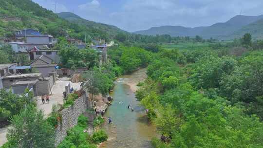 航拍山东枣庄山亭史山头天然河床洗浴场