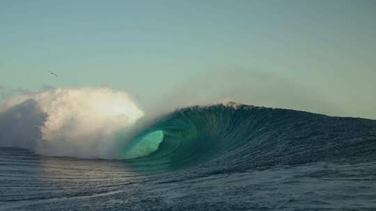 Teahupo'o怪异著名冲浪桶波塔希提