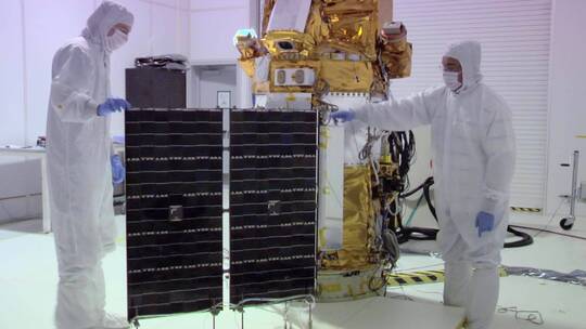 美国宇航局工程师在研究深空太阳能阵列视频素材模板下载