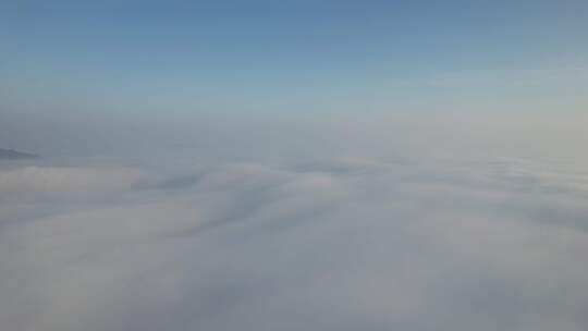 清晨大自然云海之上穿云航拍