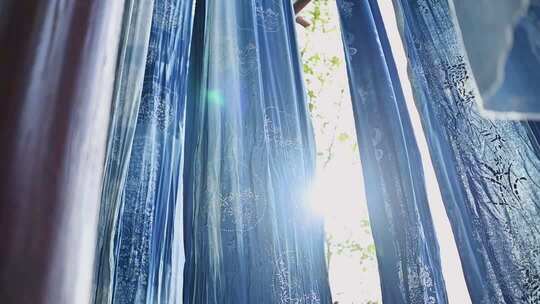 阳光透过蓝色花纹窗帘