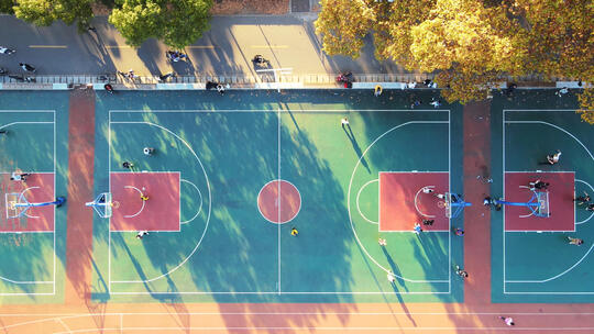 航拍校园篮球场上运动健身篮球比赛的学生