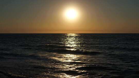 美丽的海景和日落时的太阳