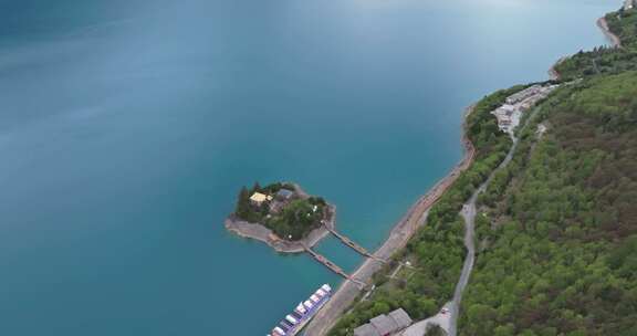 西藏林芝地区巴松错村庄神湖春色高空航拍