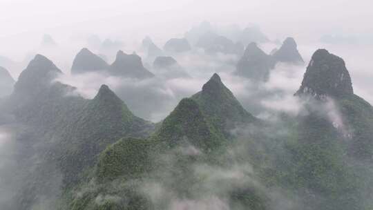 航拍广西桂林烟雨漓江水墨画