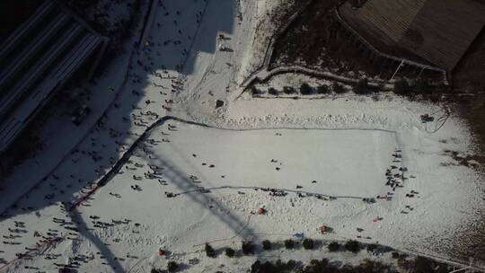 航拍雪山滑雪场滑雪