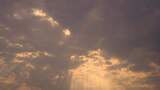 天空阳光穿过乌云云层丁达尔光延时云耶稣光高清在线视频素材下载