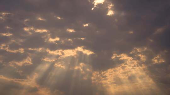 天空阳光穿过乌云云层丁达尔光延时云耶稣光