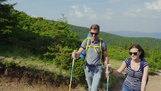 情侣在进行爬山