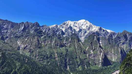 燕子沟航拍四川第二高峰中山峰雪山河谷风光