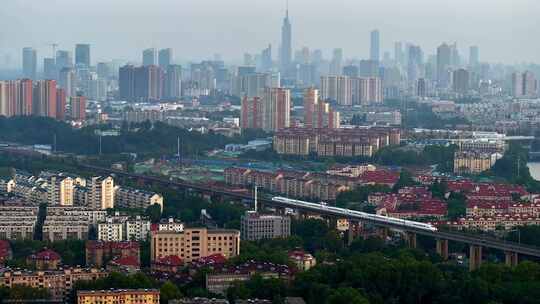 在南京的城市高铁穿行在城市之间