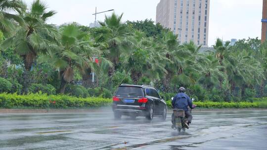 下雨中的道路